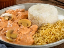 Strogonoff de frango simples com creme de leite que não talha