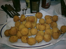 Bolinho de calabresa com queijo