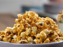 Faça pipoca doce perfeita e crocante com as receitas e dicas do TudoGostoso: é o melhor petisco pra ver futebol!