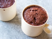 Bolo de chocolate de caneca na airfryer