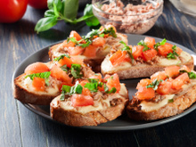 Bruschetta de queijo prato e atum