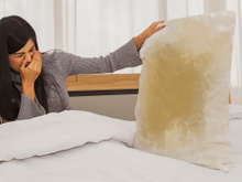 Quase ninguém faz isso e acaba com travesseiros amarelados de mofo