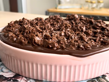 Como fazer um bolo crocante de chocolate? Receita com sucrilhos é deliciosa e a massa fica molhadinha