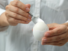 Descascar ovos cozidos ficou muito mais fácil: basta adicionar uma colher desse ingrediente à água fervente!
