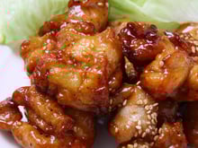 Pare já de comer filé de frango sem graça! Faça essa receita de frango com shoyu agridoce para variar o cardápio