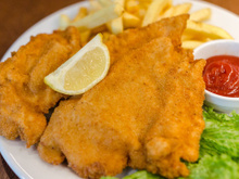 Chef experiente: "O peixe frito não é empanado com farinha de trigo; ele fica crocante usando farinha de grão-de-bico"