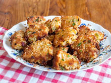 Bolinhos de arroz com queijo e vegetais: ideais para um lanche sem culpa