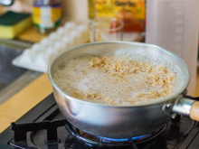 Por que o macarrão instantâneo cozinha tão rápido?