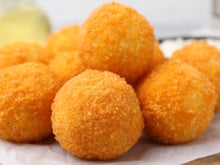 Você só precisa de batata e mais alguns ingredientes para fazer essa bolinha crocante e irresistível: o petisco perfeito para qualquer ocasião