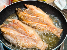 Não basta abrir as janelas: este truque simples elimina o cheiro de peixe da casa após a fritura, e o TudoGostoso explica como fazer
