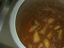 Bife desfiado com molho e batatas