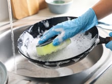 Pouca gente sabe, mas esse ingrediente simples deixa o fundo da panela brilhante em segundos