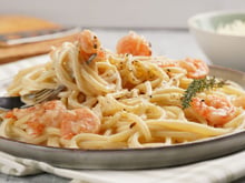 Espaguete com camarão, requeijão e creme de leite bem cremoso e suculento
