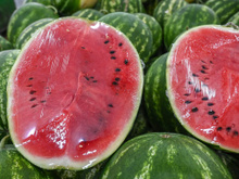 Por que você não deve comprar melancia já cortada no supermercado