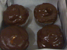 Cupcake de chocolate coberto com merengue e chocolate