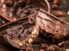 Ovo de páscoa decorado e recheado com nozes