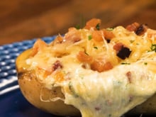 Muito mais recheada que a do shopping, essa batata com creme de queijo, calabresa e bacon do TudoGostoso é irresistível