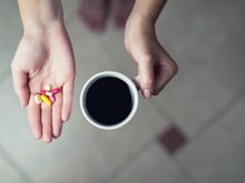 Veja 4 maneiras que a cafeína pode afetar seus medicamentos (segundo especialistas!) e descubra se você precisa passar longe do café