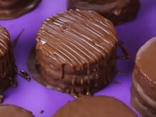 Há 8 anos eu vendia esse pão de mel para uma renda extra e até hoje me pedem a receita: é fácil e fica fofinho, saboroso e desmancha na boca