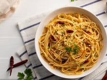 Nem miojo, nem delivery: macarrão ao alho e óleo resolve o jantar em poucos minutos e salva na correria do dia