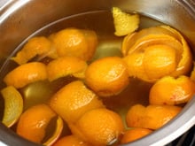 Ferver casca de laranja pode resolver um problema que você tem na cozinha