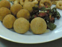 Bolinho de batata recheado com queijo e presunto