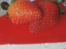 Torta mousse de limão com morango