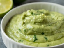 Leve, cremoso e nutritivo: o molho de abacate que faz qualquer salada ficar ainda mais irresistível