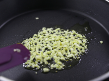 Chega de alho queimado: 5 dicas de chef para dourar o ingrediente do jeito certo e sem amargar