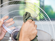 Com quantos anos você descobriu que é assim que se limpa ventilador de teto sem espalhar poeira pela casa?