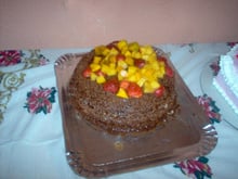 Bolo de chocolate com frutas