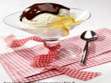 Frozen de iogurte com calda quente de chocolate.