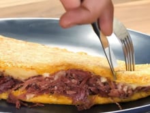 Tem cuscuz e tapioca em casa? TudoGostoso mostra como unir os dois em um lanche recheado