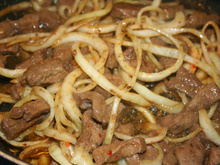 Iscas de fígado aceboladas