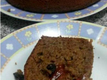 Bolo de banana com ameixa e passas