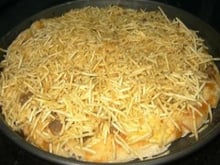 Pizza de estrogonofe de carne com batata palha