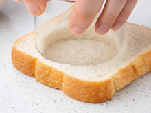 Basta pressionar o centro do pão com uma xícara… Por que eu não sabia que era tão fácil?