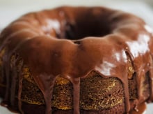 Fiz a receita que está bombando de bolo de chocolate com flocão para ver se é gostosa mesmo e me surpreendi: é tão cremoso e molhadinho que nem parece uma receita sem glúten e sem lactose