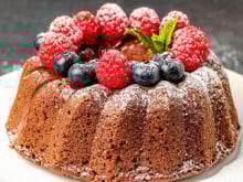 Bolo saudável de frutas vermelhas: sem manteiga, sem farinha e super fofinho