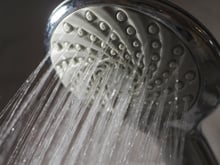 Nem bicarbonato de sódio nem vinagre: a maneira ideal de remover o calcário concentrado no chuveiro e evitar a redução da pressão da água
