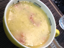 Sopa cremosa de mandioca com calabresa