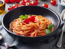 Macarrão ao sugo e manjericão
