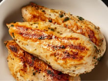 O erro do frango grelhado: por que temperar com suco de limão antes de ir para a frigideira deixa a carne dura e seca