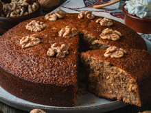 Bolo de nozes sem farinha e sem açúcar, rico em proteínas e superfofo para um lanche da tarde: como fazer em minutos