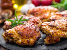 Sobrecoxas de frango assadas com alecrim