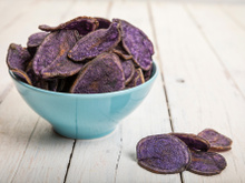 Mais gostoso que batata frita, segundo meu filho: receita de chips de batata-doce supercrocante com tempero especial na airfryer ou no forno