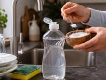 Adiciono uma pitada de sal ao detergente: um truque barato que me salva na cozinha há anos