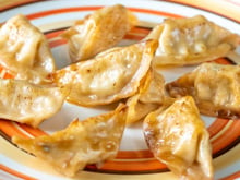 Comida asiática em casa de um jeito muito prático: aprenda como fazer guioza com massa de pastel, a entradinha deliciosa que sempre bomba nas redes sociais!