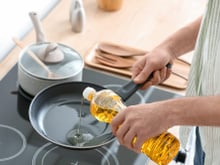 Como reaproveitar óleo: truque surpreendente usando apenas um ingrediente promete limpar óleo sujo