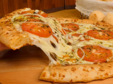 Parece de pizzaria, mas faço em casa: pizza com borda de pão de queijo muito recheada e fácil